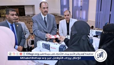 محافظ سوهاج يسلم ماكينات خياطة للسيدات الأولى بالرعاية
