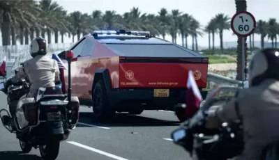 سيارة “سايبرترك” الحمراء تخطف الأنظار في استقبال ترامب بالدوحة