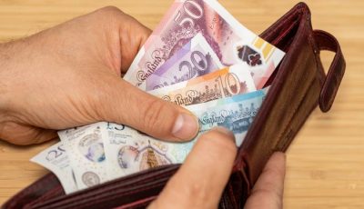 الجنيه الإسترليني يستقر أمام الدولار مع تجنب المستثمرين العملة الأميركية
