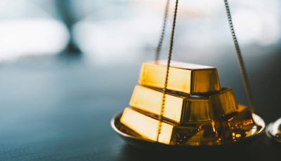 الذهب ينخفض لأدنى مستوى في أسبوعين مع انحسار مخاوف الحرب التجارية